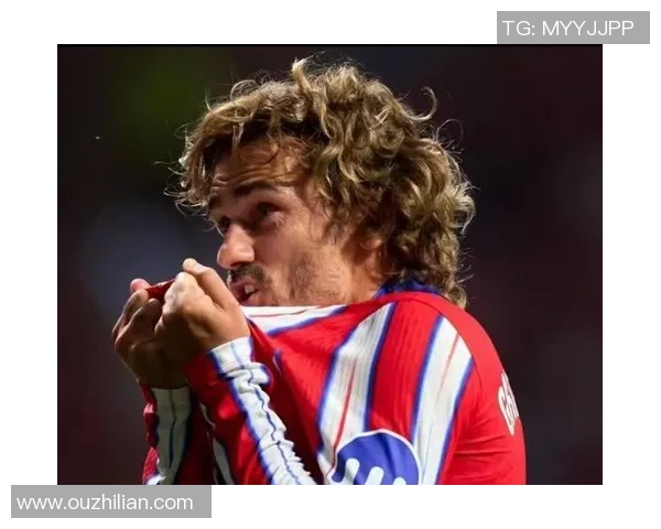 足球巨星闪耀深圳机场球迷热情迎接传奇球员到来