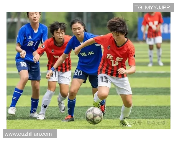 足球场上的魅力与风采:那些热爱美女的足球明星们的故事